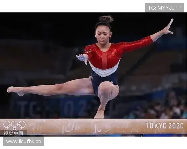 拜尔斯训练结束直接瘫沙发上，这运动员还能这么随性？