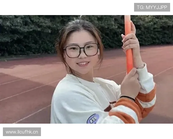 刚刷到管晨辰机场照，运动员范儿消失了，拎的包比我半年工资还贵